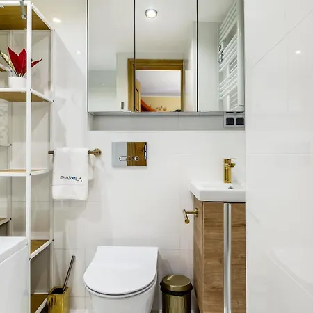 Latarnika Piamola, Blisko Latarni Morskiej