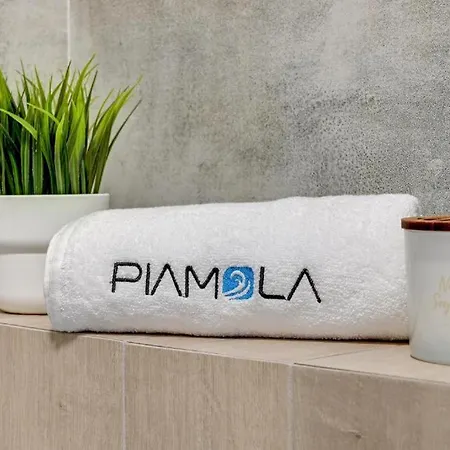 Latarnika Piamola, Blisko Latarni Morskiej