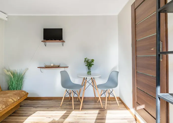 Latarnika Piamola, Blisko Latarni Morskiej * Krynica Morska