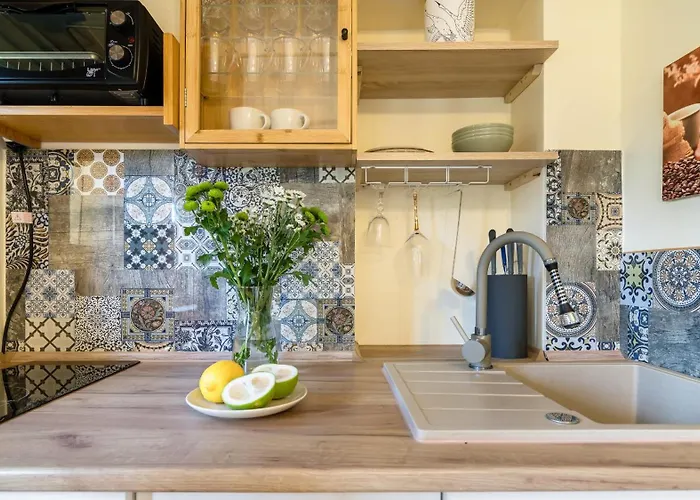 Latarnika Piamola, Blisko Latarni Morskiej *