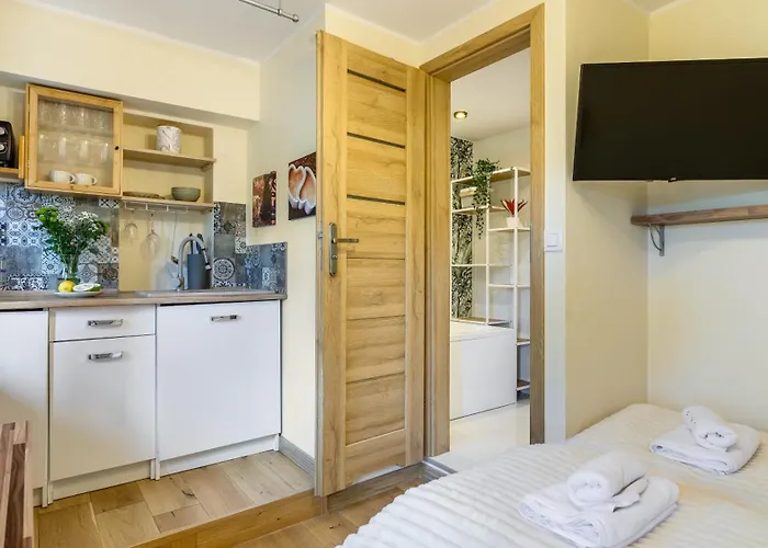 Latarnika Piamola, Blisko Latarni Morskiej *