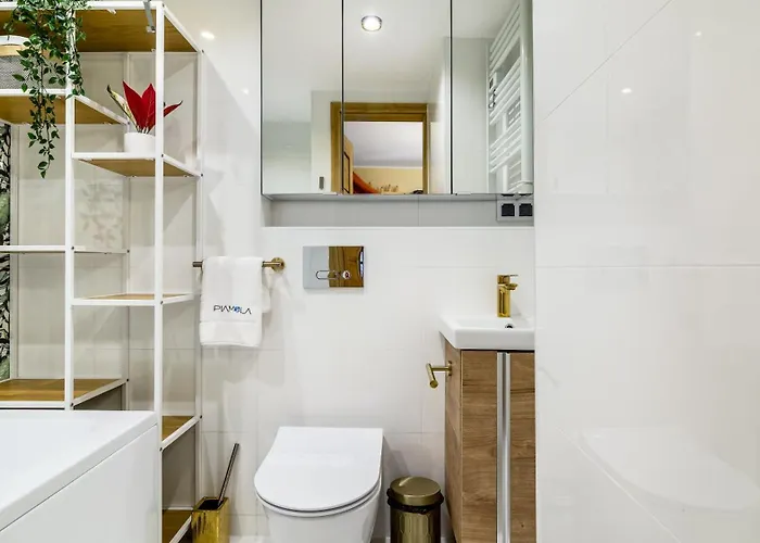 Latarnika Piamola, Blisko Latarni Morskiej