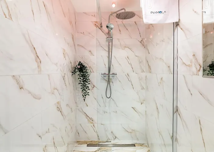 Latarnika Piamola, Blisko Latarni Morskiej