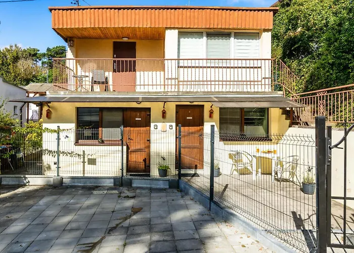 Latarnika Piamola, Blisko Latarni Morskiej