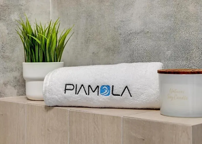 Latarnika Piamola, Blisko Latarni Morskiej